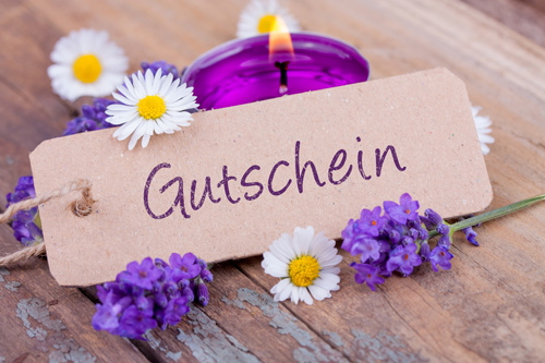 Gutschein Ein Schild mit der Aufschrift Gutschein.